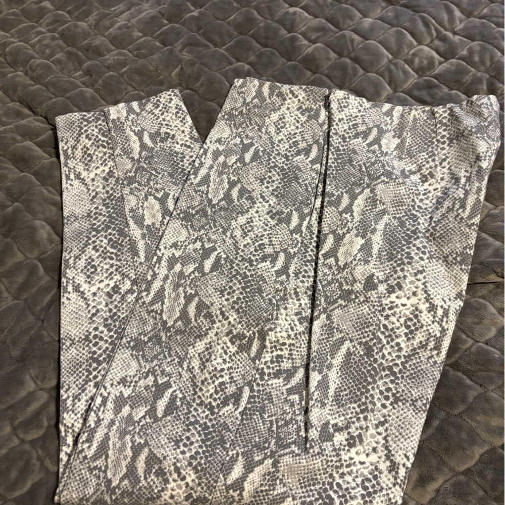 🦎Time and Tru Snake Print Straight Leg Pants - Gray🦎